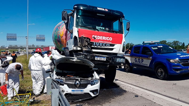 El auto fue aplastado por el camión y quedó totalmente destruido.