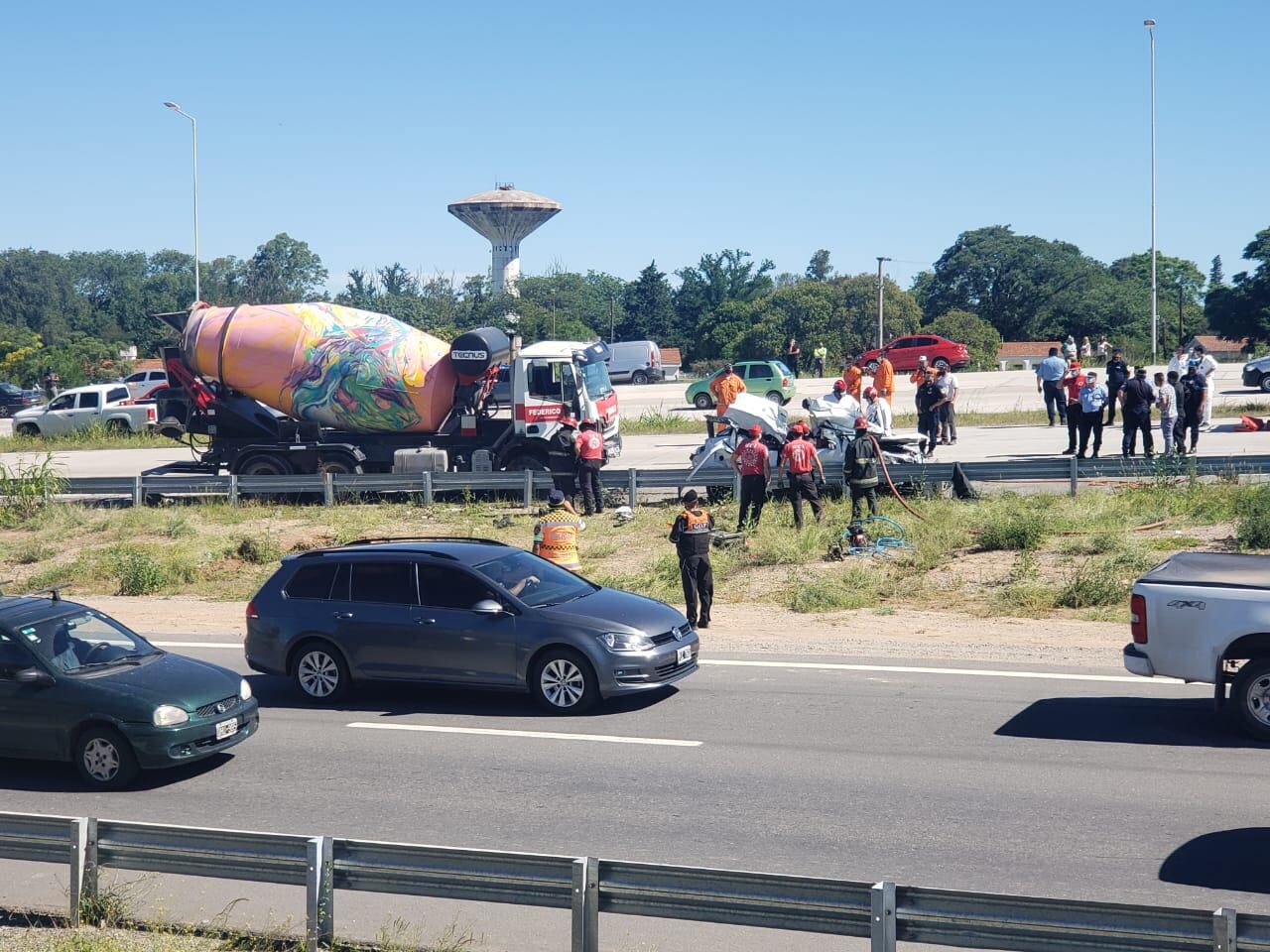 El auto fue aplastado por el camión y quedó totalmente destruido. Foto: Juan Pablo Lavisse / ElDoce.tv.