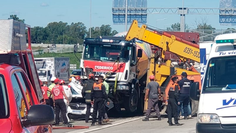 El auto fue aplastado por el camión y quedó totalmente destruido. Foto: Juan Pablo Lavisse / ElDoce.tv.