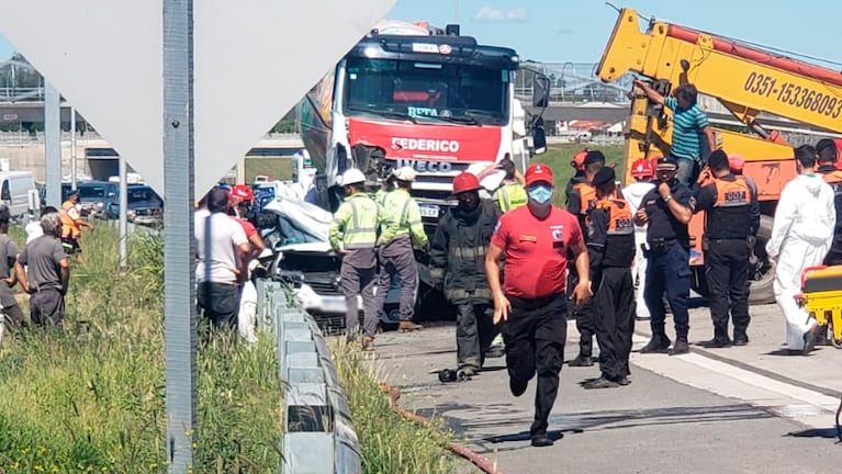 El auto fue aplastado por el camión y quedó totalmente destruido. Foto: Juan Pablo Lavisse / ElDoce.tv.