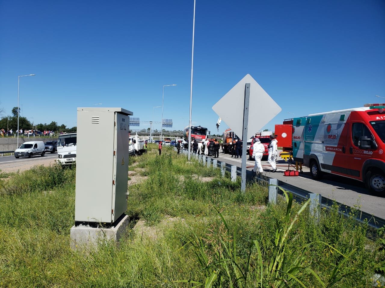 El auto fue aplastado por el camión y quedó totalmente destruido. Foto: Juan Pablo Lavisse / ElDoce.tv.