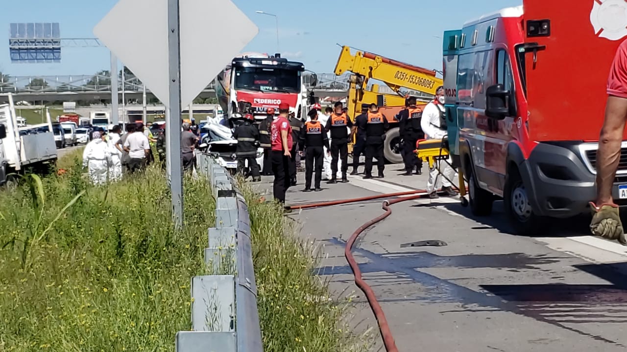 El auto fue aplastado por el camión y quedó totalmente destruido. Foto: Juan Pablo Lavisse / ElDoce.tv.