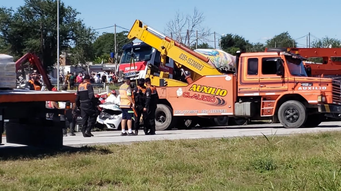 El auto fue aplastado por el camión y quedó totalmente destruido. Foto: Juan Pablo Lavisse / ElDoce.tv.