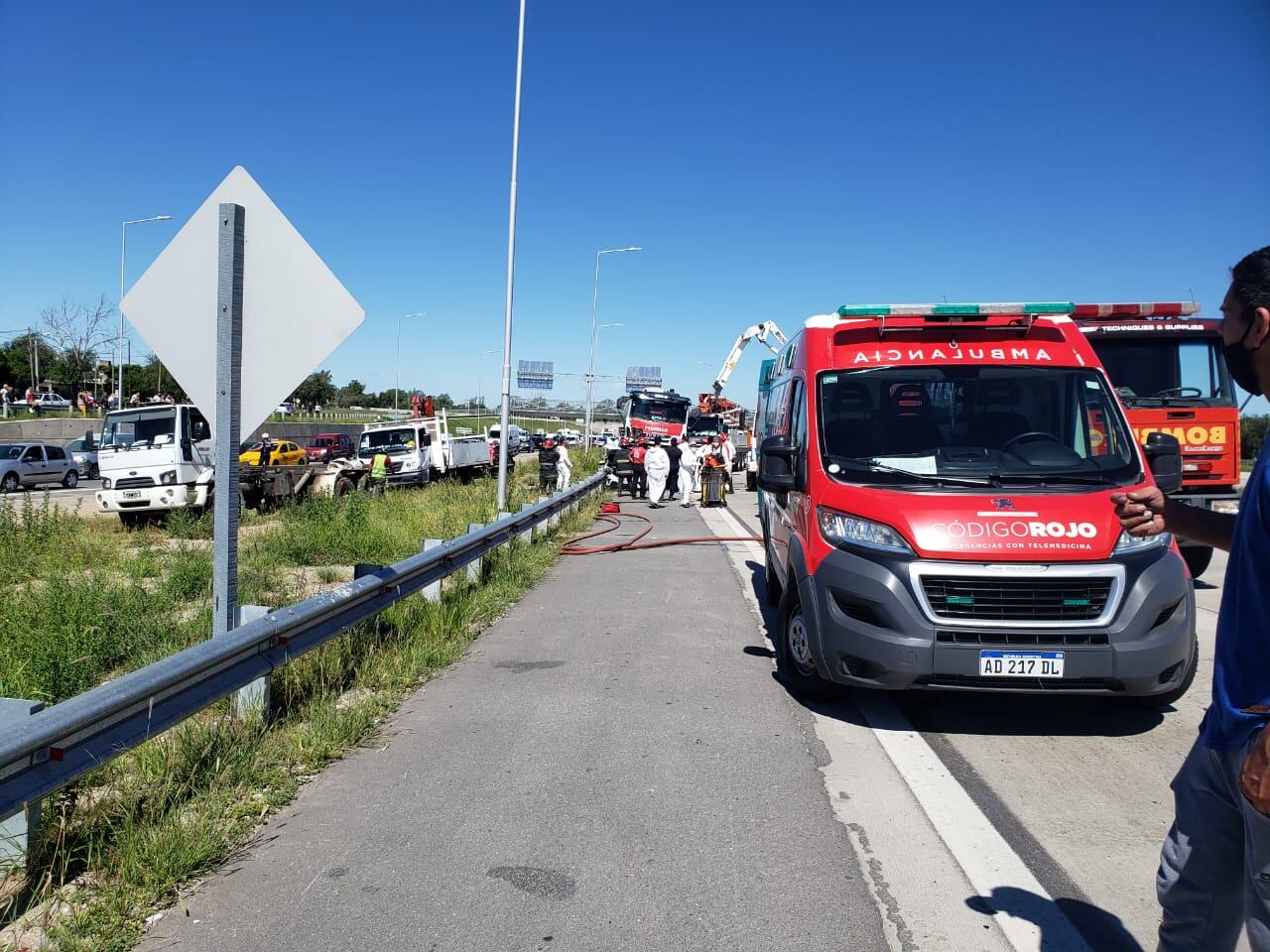 El auto fue aplastado por el camión y quedó totalmente destruido. Foto: Juan Pablo Lavisse / ElDoce.tv.