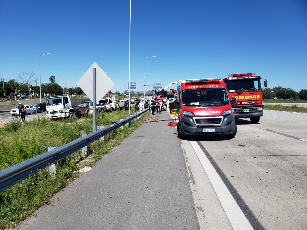 El auto fue aplastado por el camión y quedó totalmente destruido. Foto: Juan Pablo Lavisse / ElDoce.tv.