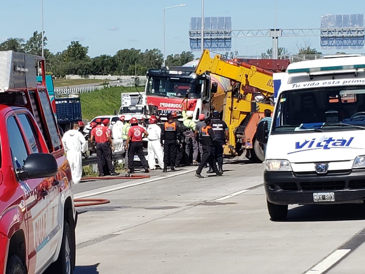 El auto fue aplastado por el camión y quedó totalmente destruido. Foto: Juan Pablo Lavisse / ElDoce.tv.