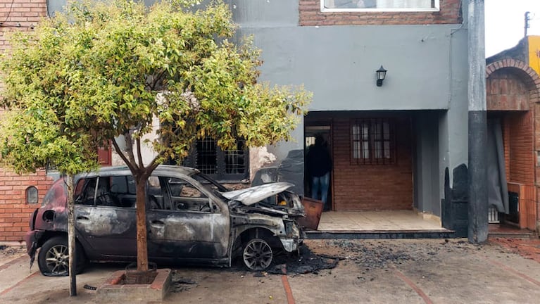 El auto fue arrasado por el fuego. Foto: Jorge Ybañez/El Doce.