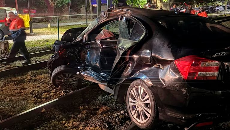 El auto fue arrollado por el tren en San Isidro.