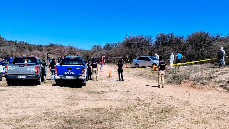 El auto fue encontrado en la costa del dique.