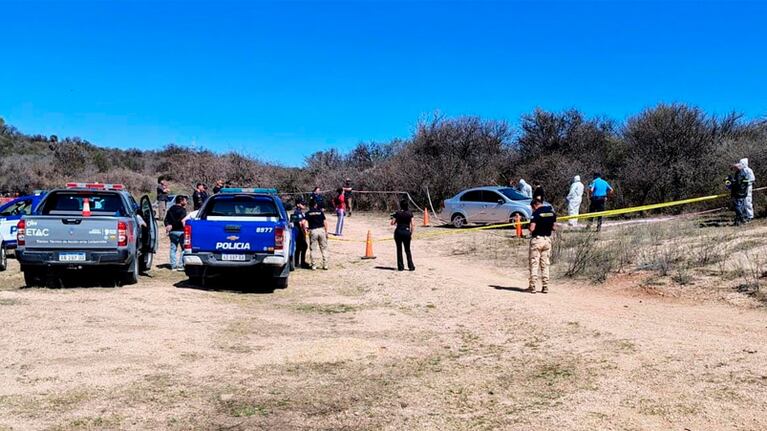 El auto fue encontrado en la costa del dique.