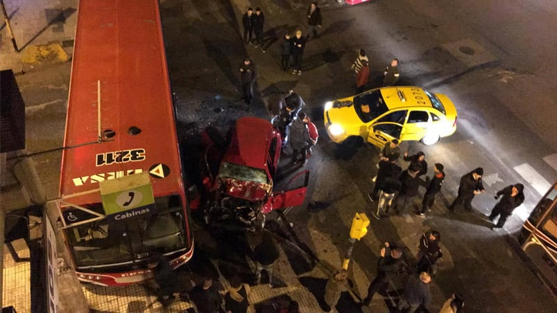 El auto habría cruzado en rojo, según el testimonio de los pasajeros del colectivo. 