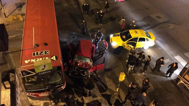 El auto habría cruzado en rojo, según el testimonio de los pasajeros del colectivo.