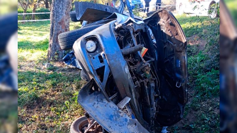 El auto impactó contra un árbol tras salir de la carpeta asfáltica.