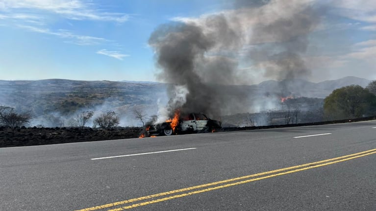 El auto incendiado en el Camino de las Altas Cumbres. Foto: Martín Girardi/El Doce.