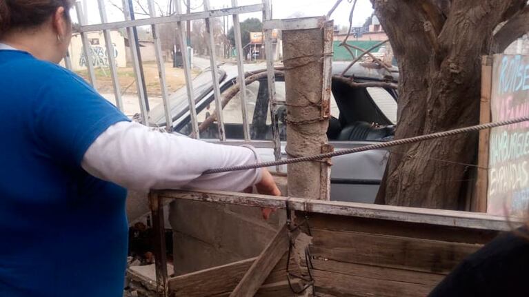 El auto incrustado en las rejas.