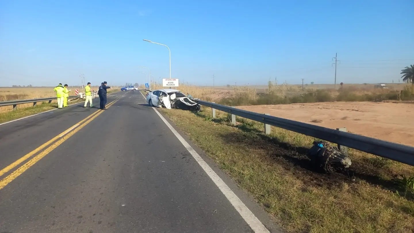 El auto Nissan terminó incrustado en el guardarraíl.