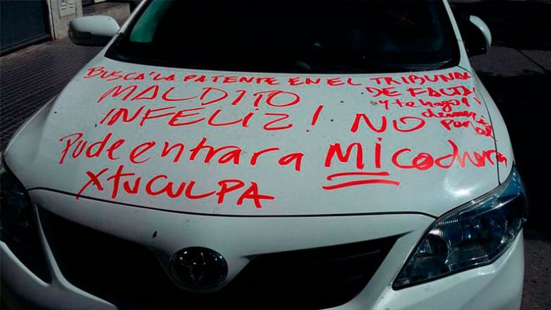 El auto pintado por una mujer que no pudo ingresar a su cochera. 