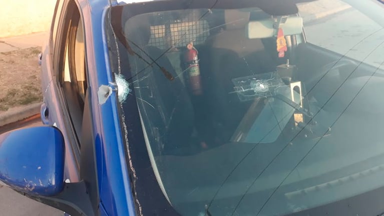 El auto policial terminó con varios balazos. / Foto: Policía de Córdoba