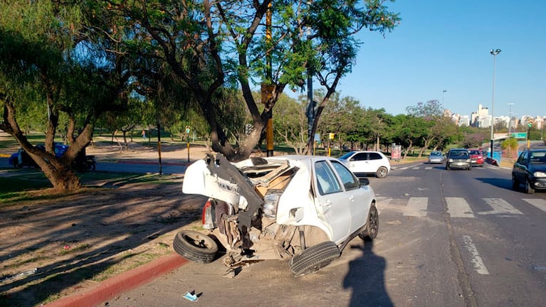 El auto que habría provocado el accidente quedó destrozado. Foto: Juan Pablo Lavisse/El Doce