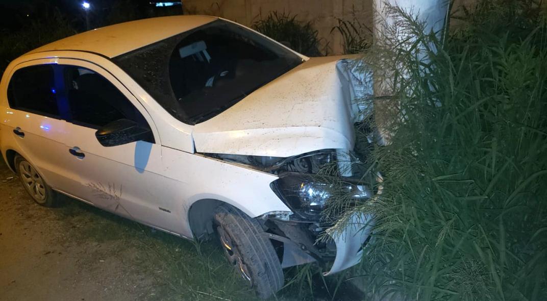 El auto, que también sería robado, quedó destruido.