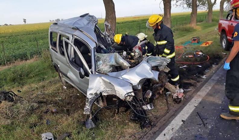 El auto quedó absolutamente destrozado por el choque.