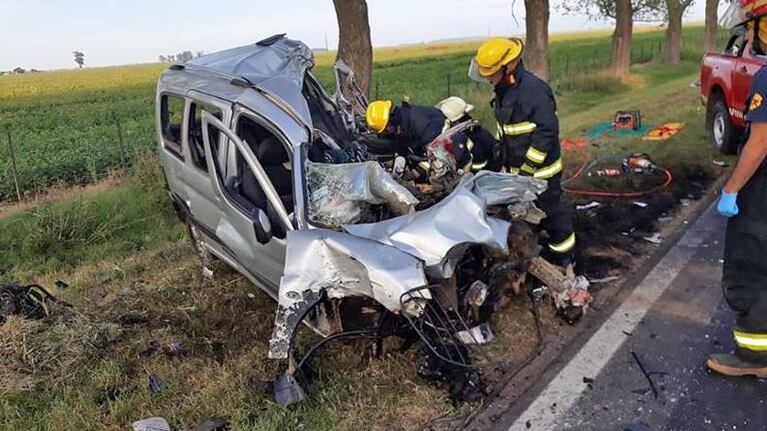 El auto quedó absolutamente destrozado por el choque.