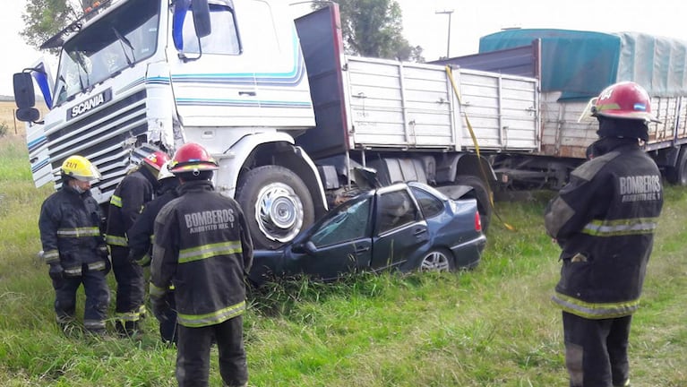 El auto quedó aplastado por las ruedas del camión. Fotos: Canal Tres de Arroyito.