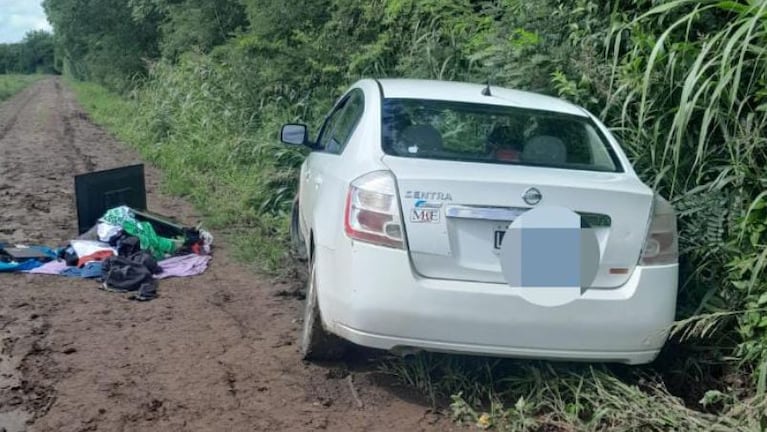 El auto quedó atrapado en el barro tras la tormenta. 