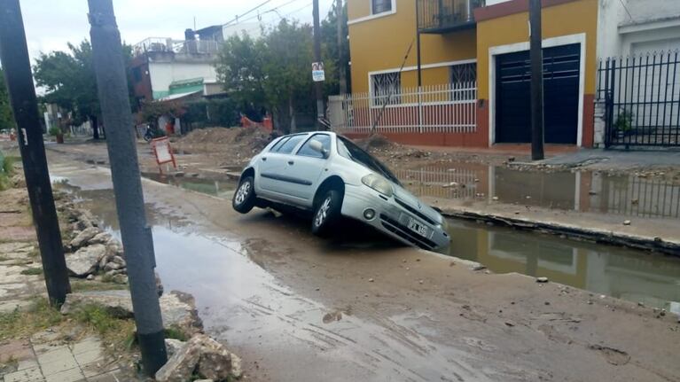 El auto quedó atrapado y pasó toda la noche en ese lugar.