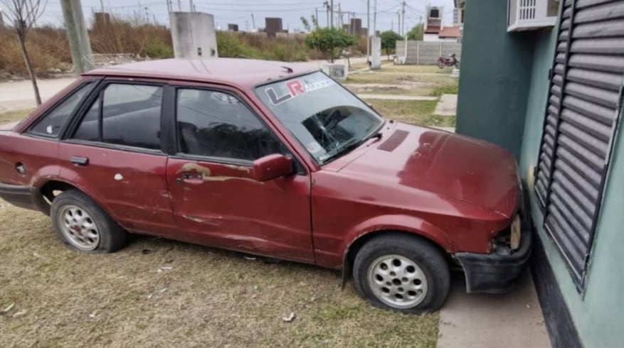El auto quedó chocado contra la casa.