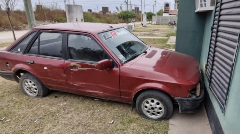 El auto quedó chocado contra la casa.