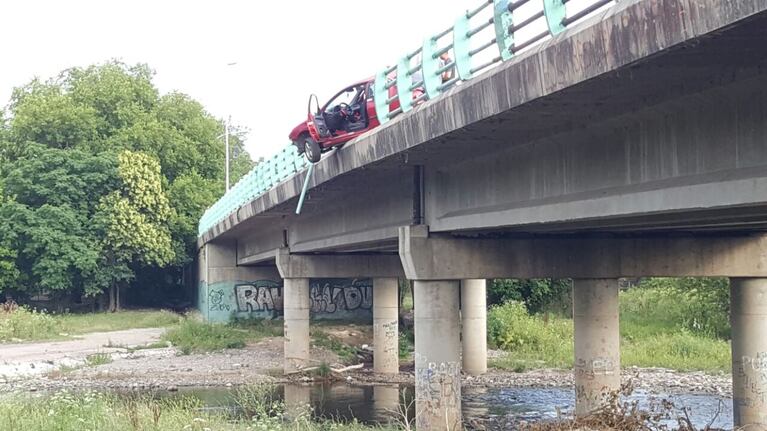 El auto quedó colgado del puente, en la zona del Estadio Kempes.