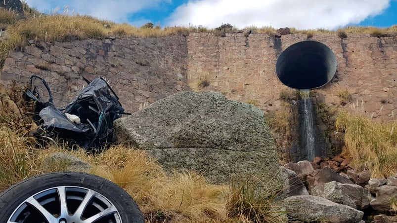 El auto quedó completamente destruido al impactar contra una roca.