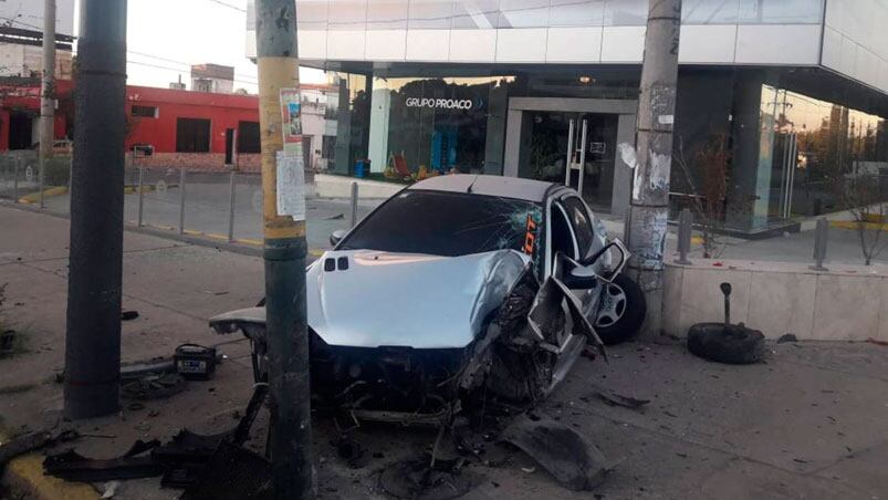 El auto quedó completamente destruido luego del accidente.