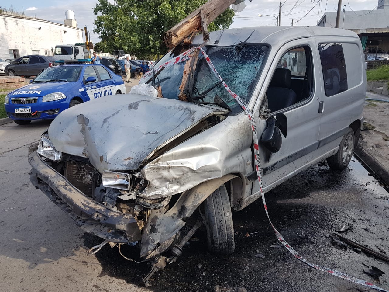 El auto quedó con el frente completamente destruido.