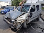 El auto quedó con el frente completamente destruido.