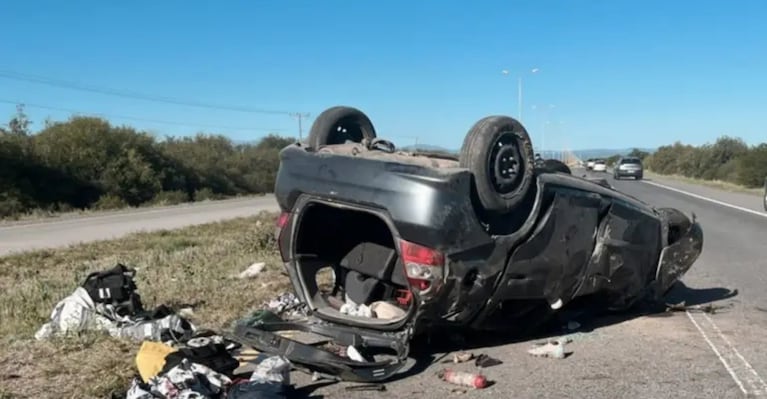 El auto quedó dado vuelta al costado de la ruta de San Luis.