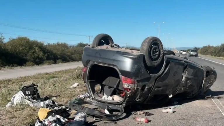 El auto quedó dado vuelta al costado de la ruta de San Luis.