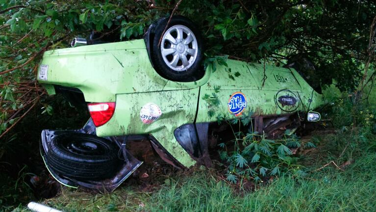 El auto quedó dado vuelta contra un árbol.