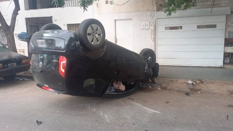 El auto quedó dado vuelta en barrio Alto Alberdi. 