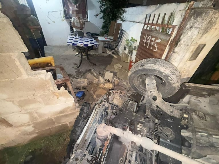 El auto quedó dado vuelta en el jardín. Foto: Prensa Policía.