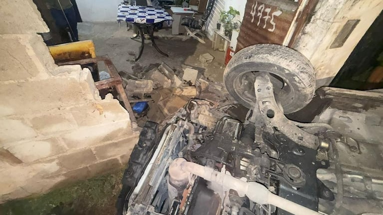 El auto quedó dado vuelta en el jardín. Foto: Prensa Policía.