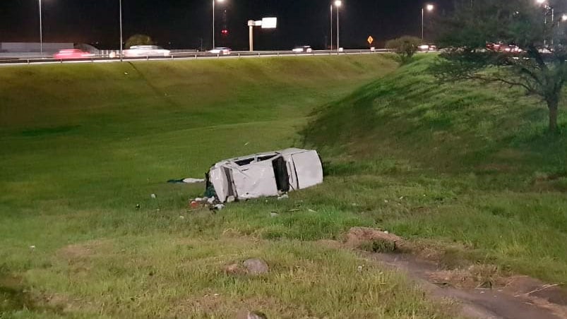 El auto quedó dado vuelta tras dar varios tumbos.