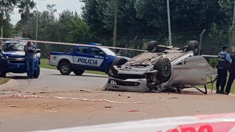 El auto quedó dado vuelta tras dar varios tumbos.