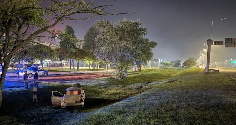 El auto quedó dentro de la zanja, a metros de la Circunvalación.