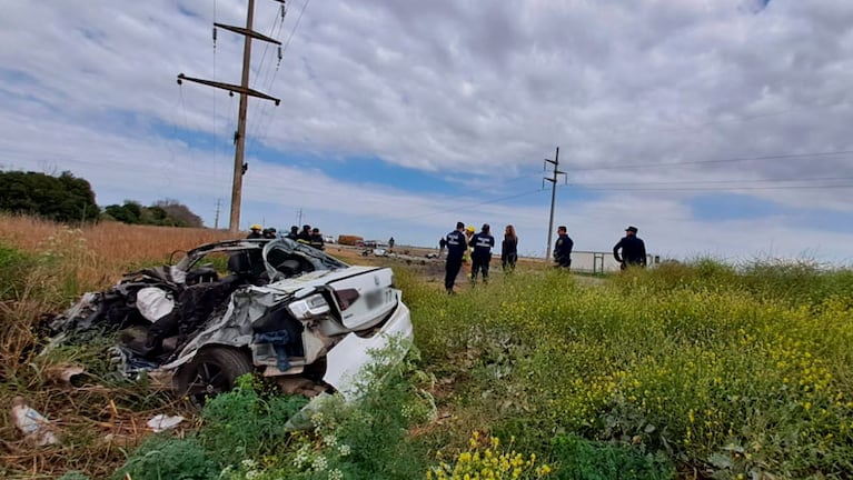 El auto quedó destrozado debido al fuerte impacto.