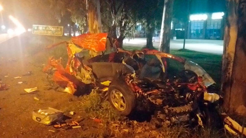 El auto quedó destrozado debido al fuerte impacto.