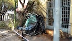 El auto quedó destrozado por el impacto.