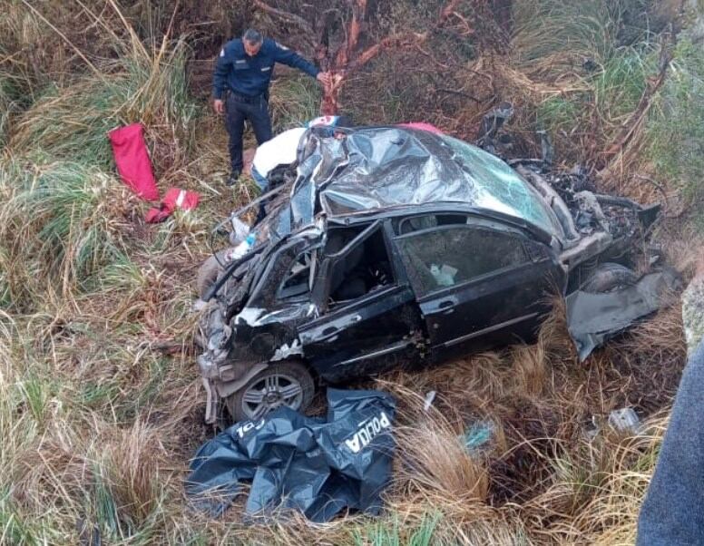 El auto quedó destrozado por el impacto.