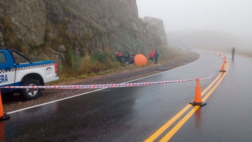 El auto quedó destrozado sobre la banquina.